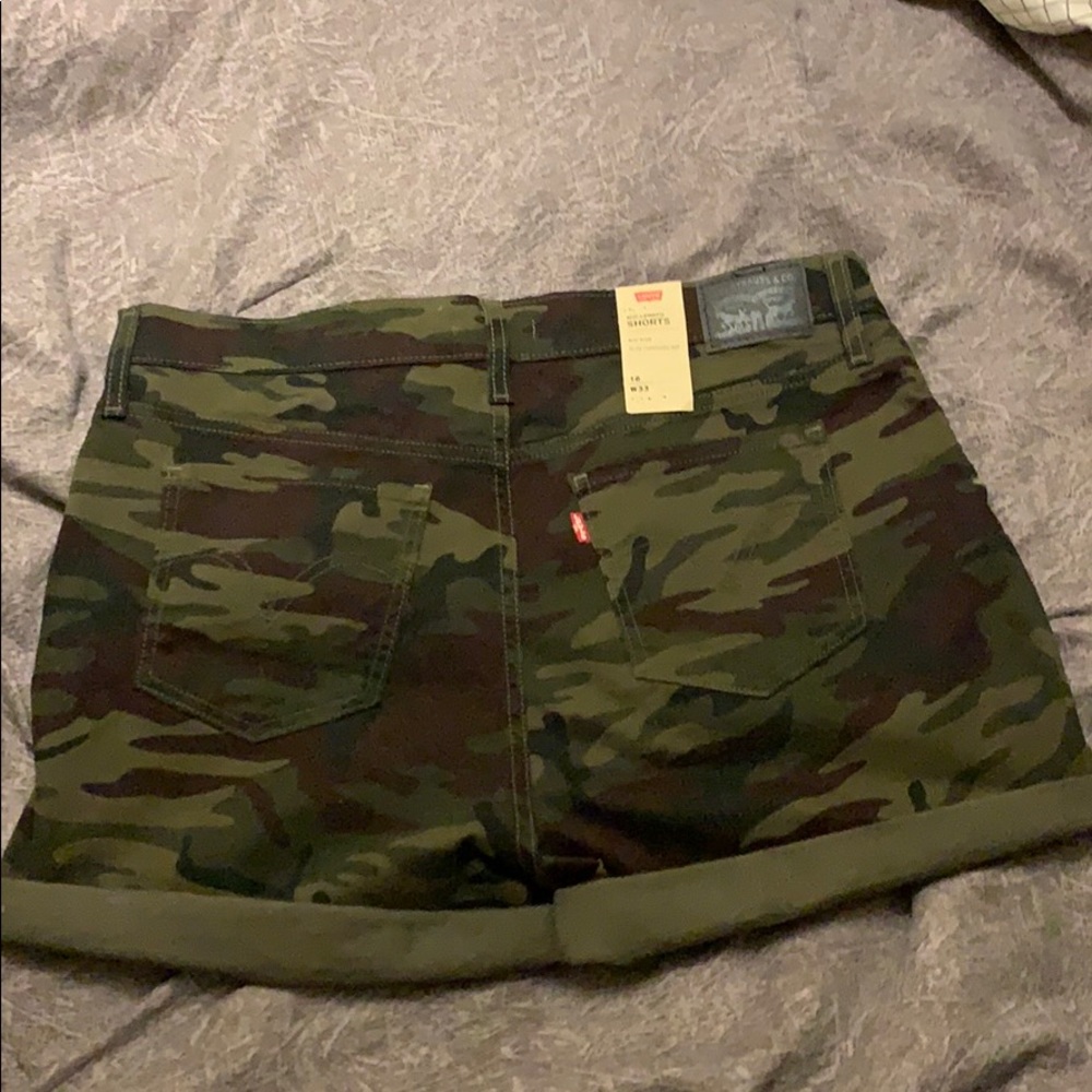 Levi’s Mid-Length Military print shorts *NWT*